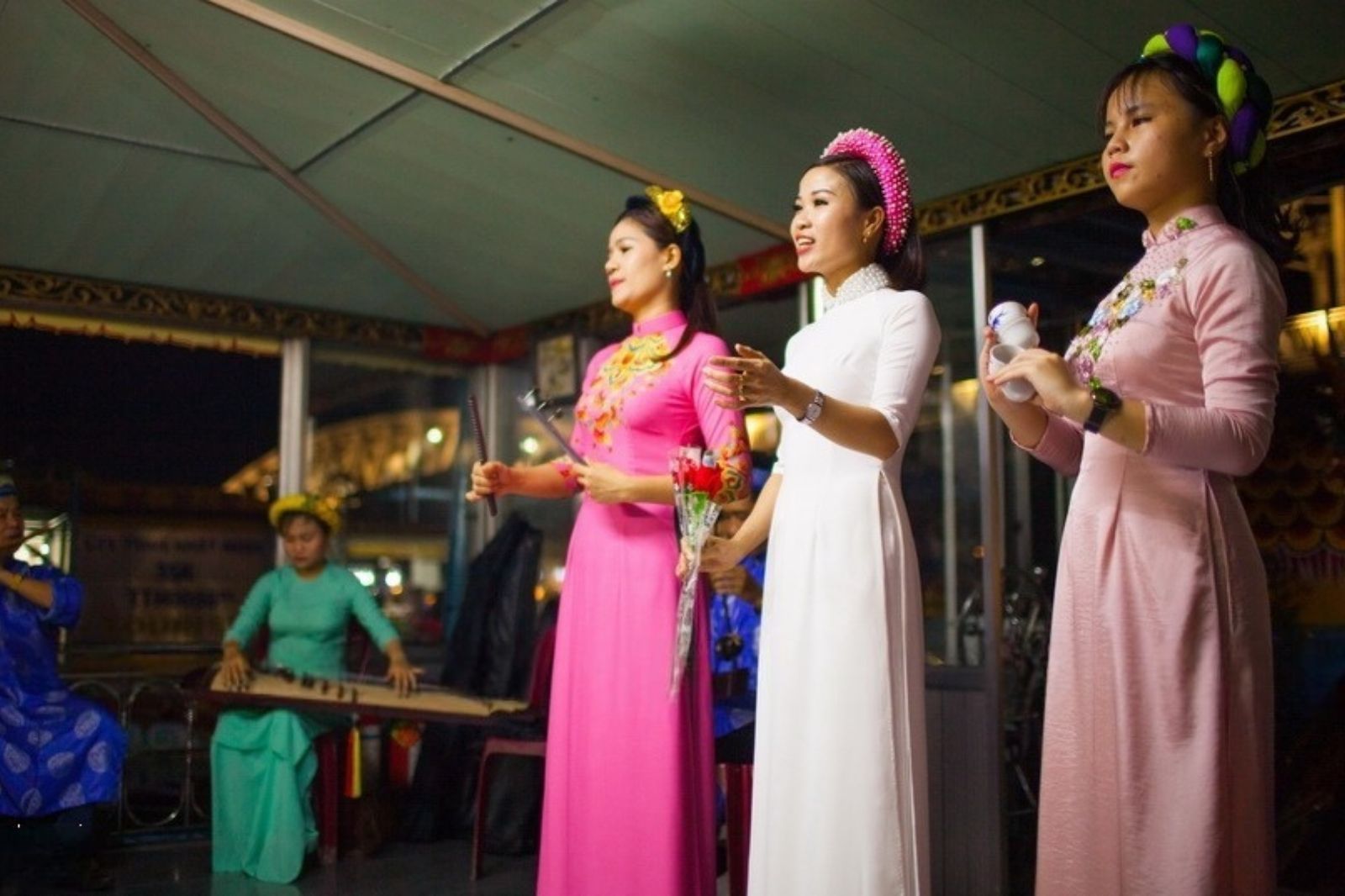 Ca sĩ và nhạc công biểu diễn ca Huế trên du thuyền