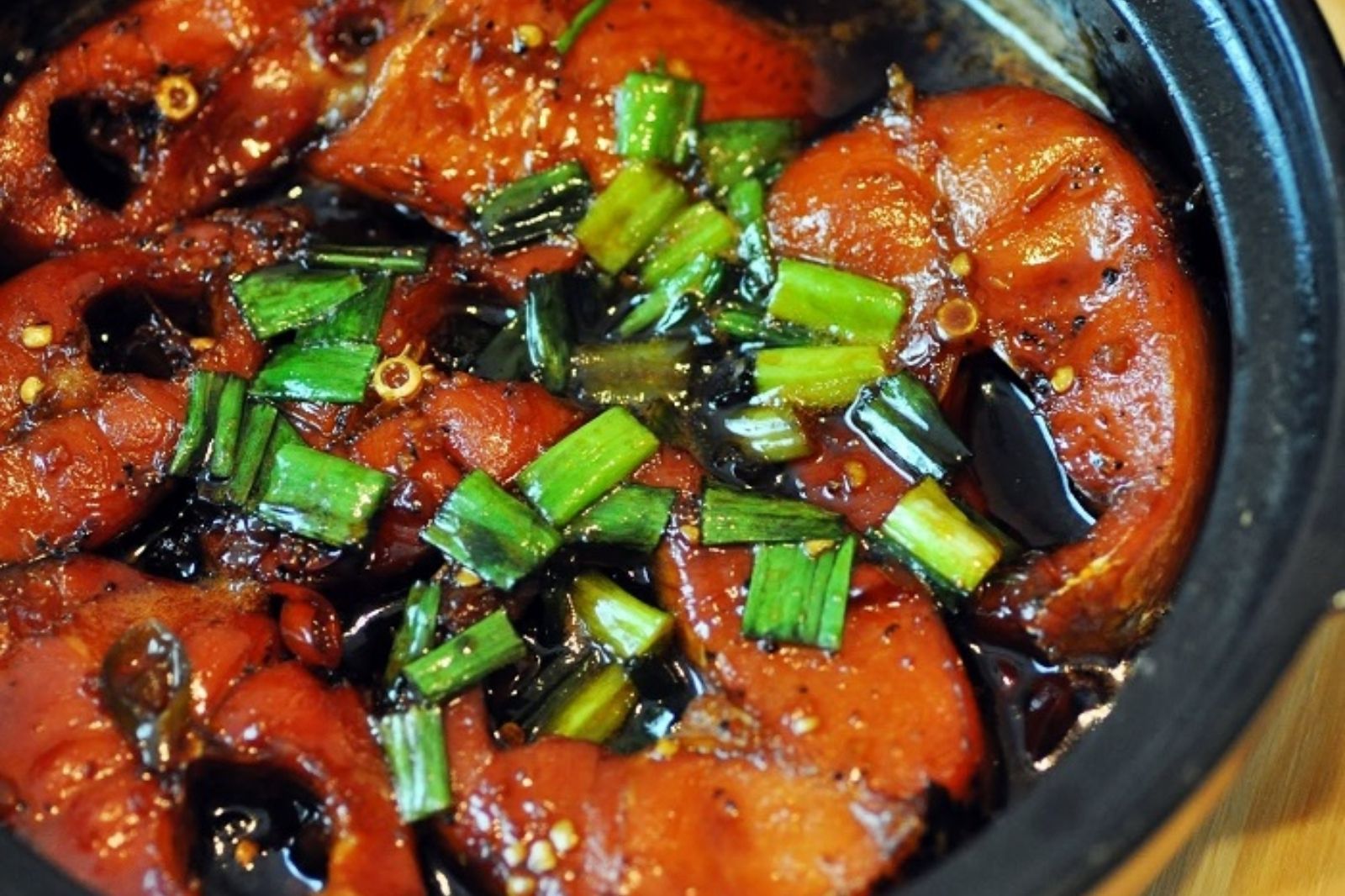 Cá trắm kho tộ, một món ăn làm nổi bật hương vị cá trắm sông Son