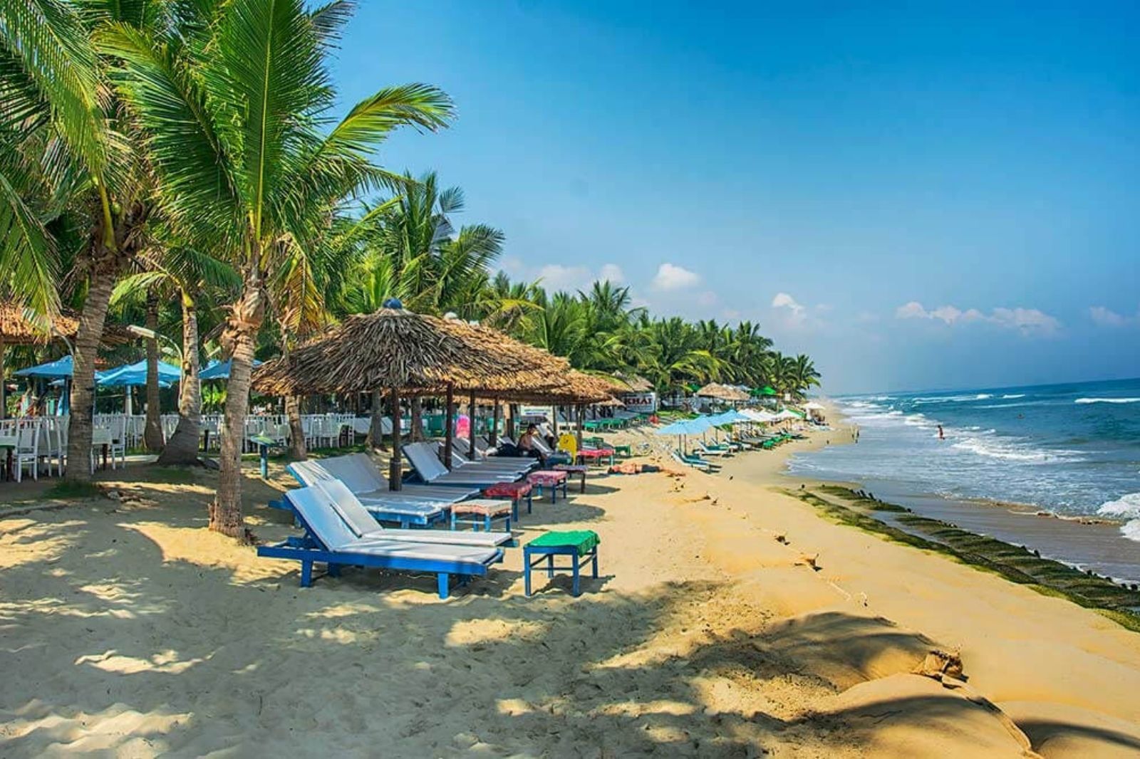 Các chòi nghỉ ở biển Cửa Đại 