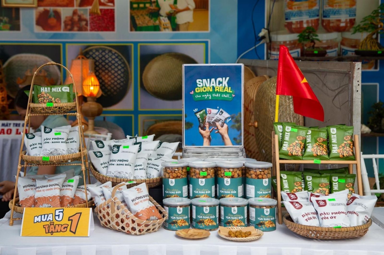 Các gian hàng tổ chức ở phố đi bộ