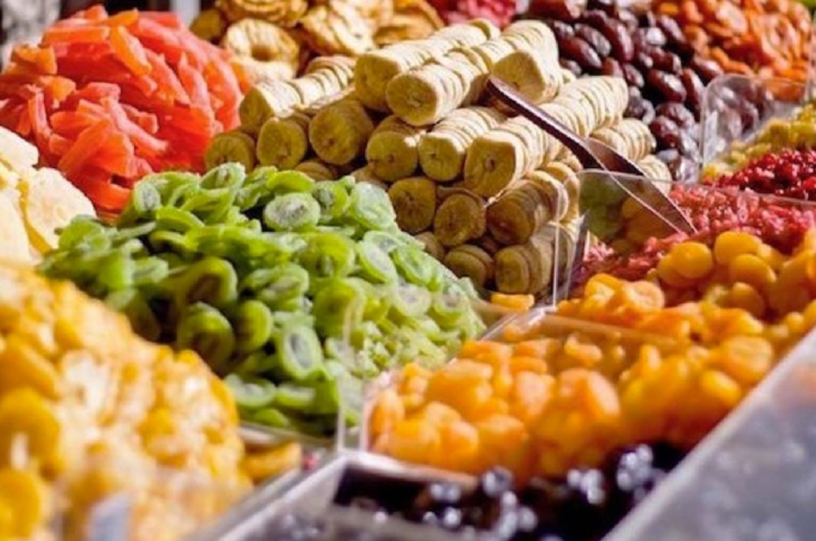 Assortimento di marmellate e conserve come souvenir al mercato notturno di Da Lat