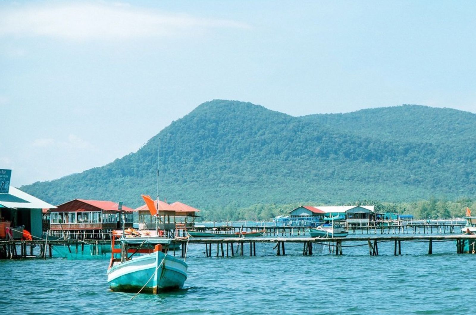 Các nhà bè ở làng chài Rạch Vẹm 