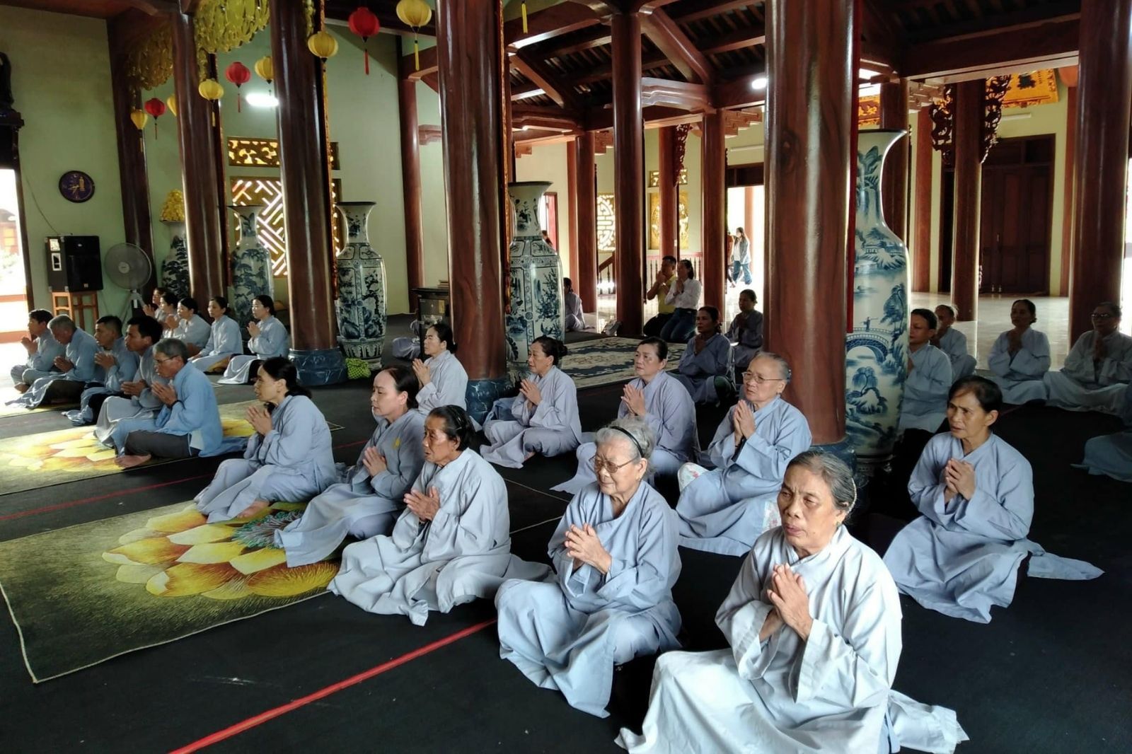 Các Phật tử tham gia cầu nguyện tại chùa Cam Lộ