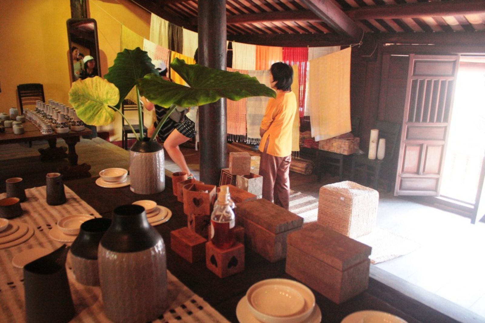 Các sản phẩm thủ công được trưng bày tinh xảo  