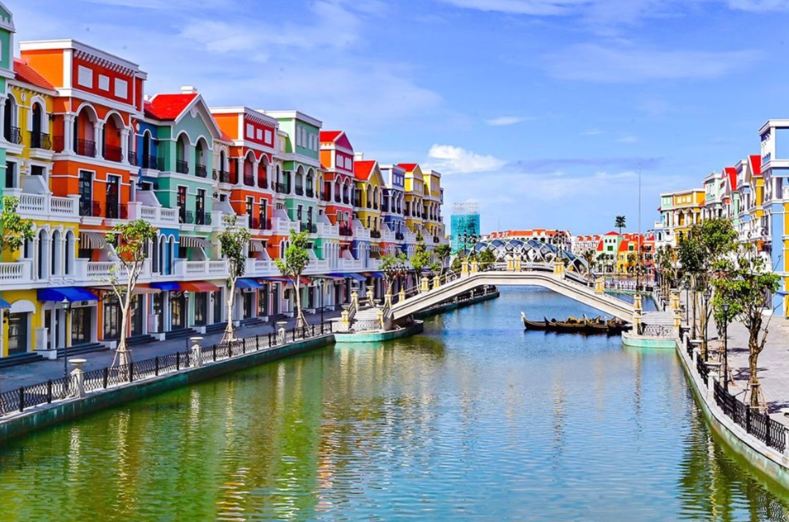 Các shophouse ven kênh với tông màu sặc sỡ 