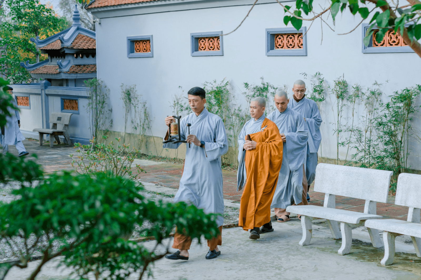 Các sư thầy ở chùa