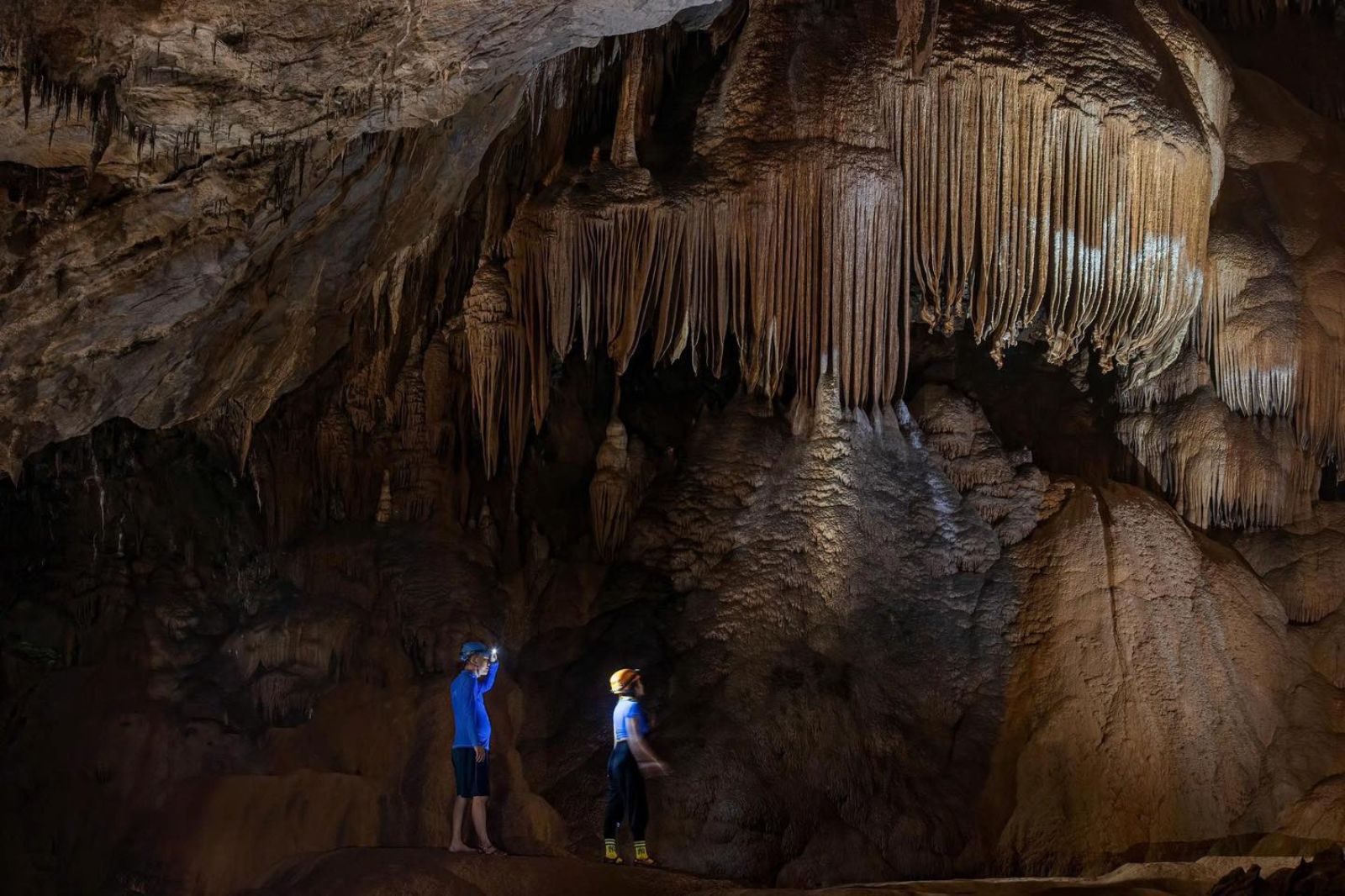 Các tảng thạch nhũ ở động Phong Nha