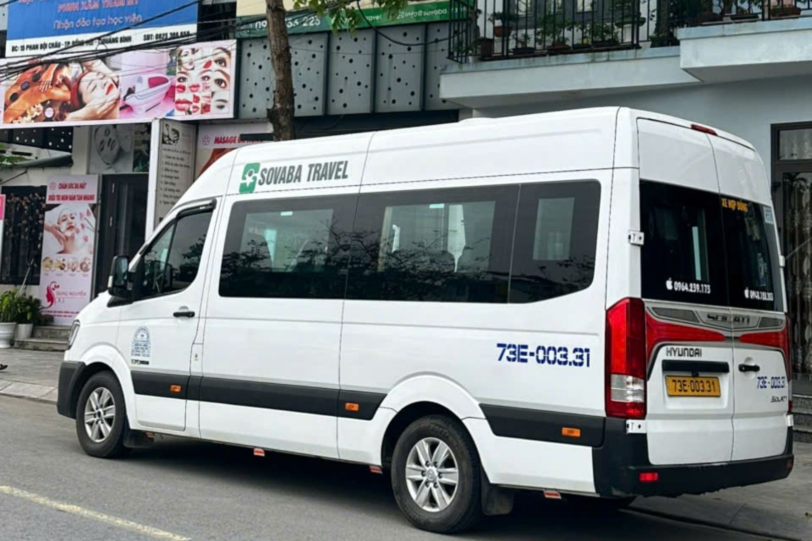 Các tour du lịch thường có xe đưa đón tận nơi 