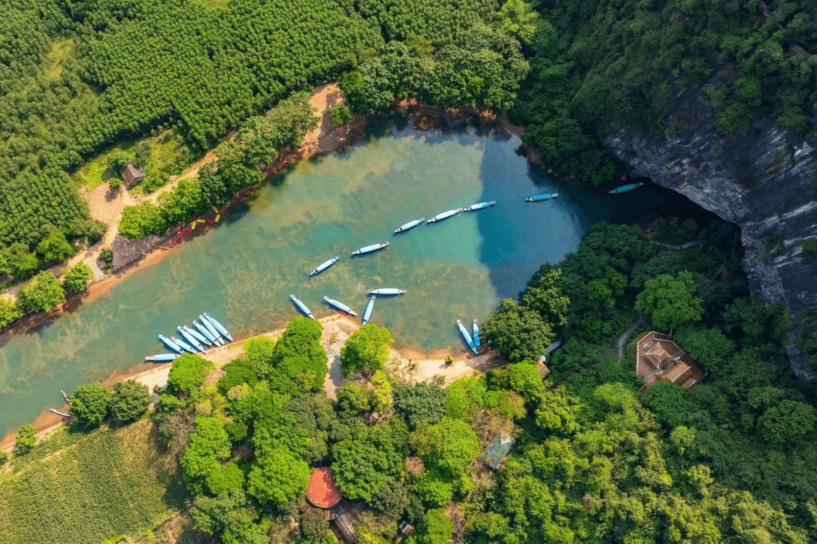 Các tour thường có những điểm đến nổi tiếng 