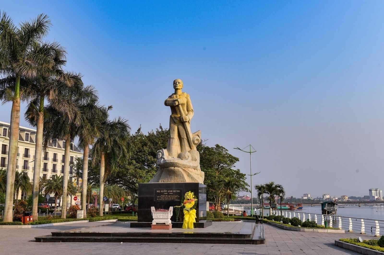 Các tour tượng đài mẹ Suốt không đòi hỏi nhiều sức lực