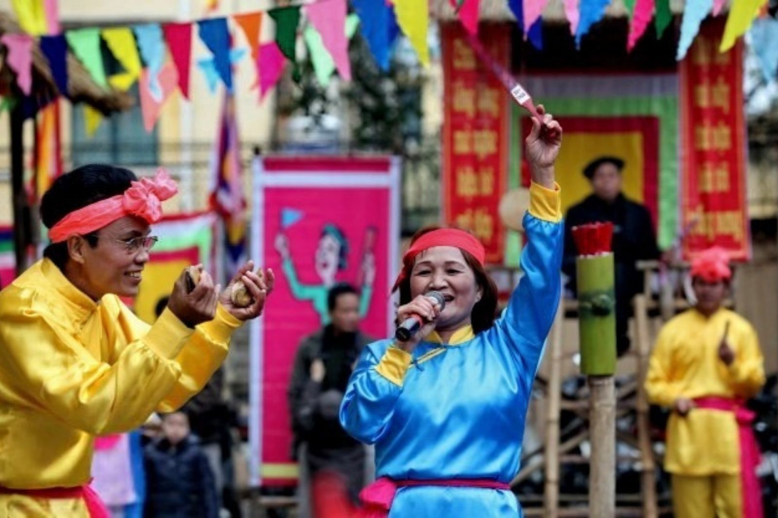 Bài chòi được kết hợp ngân nga theo những làn điệu ca Huế