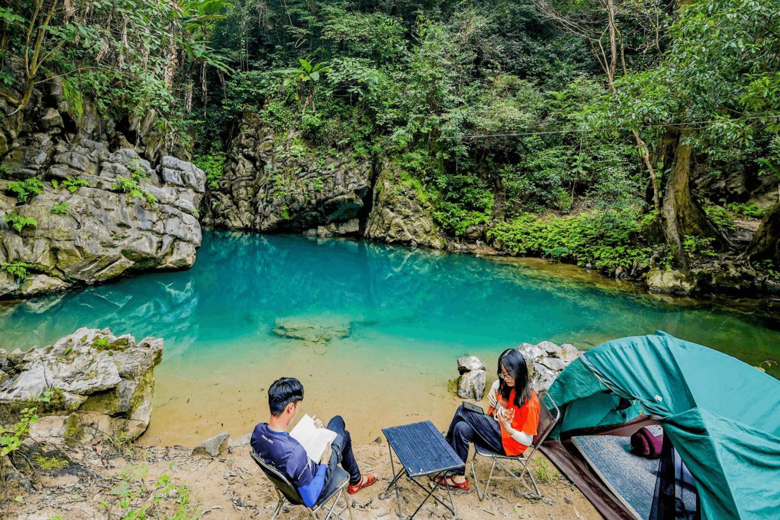 Cắm trại ngay bên hồ 