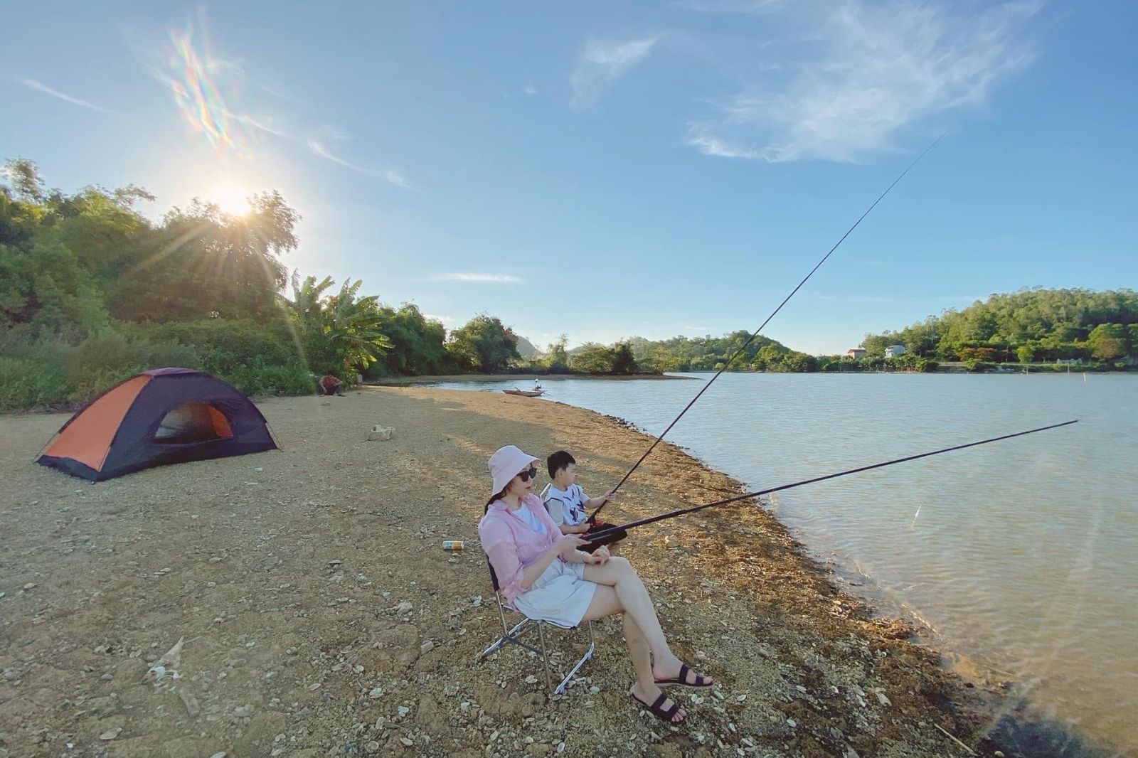 Cắm trại và câu cá ở hồ Yên Thắng  