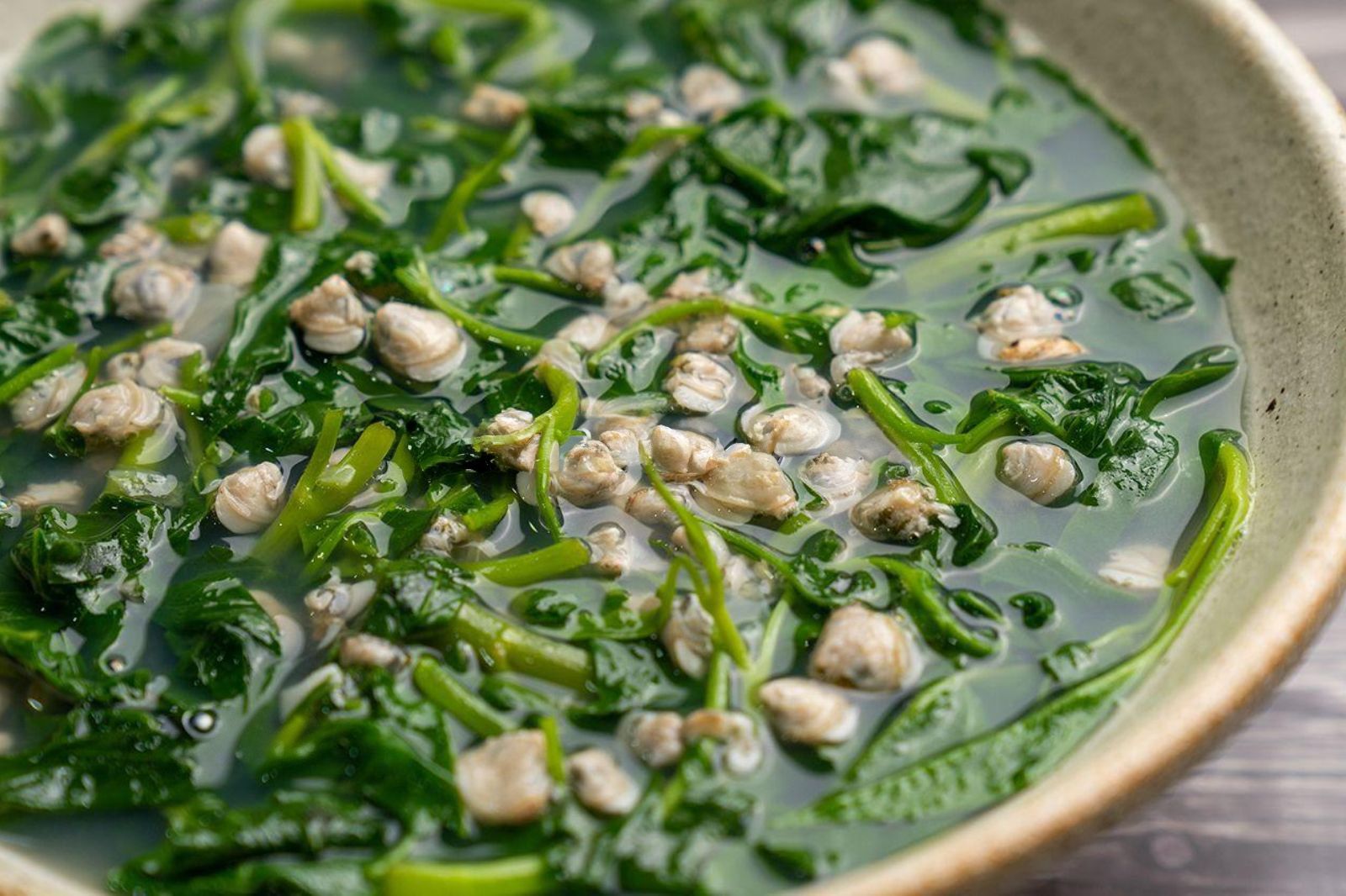 Canh hến nấu rau muống 