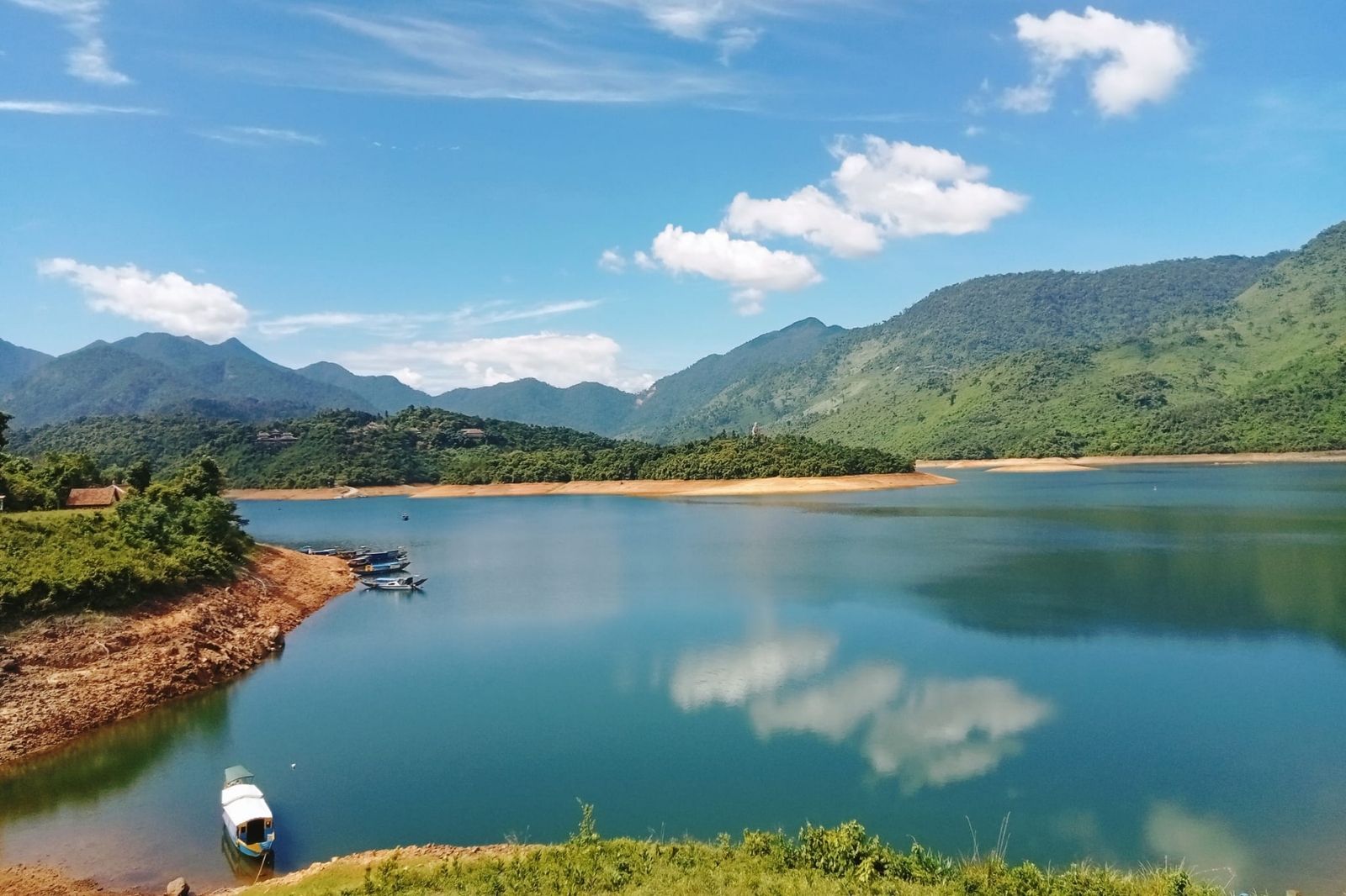 Cảnh sắc hồ Truồi những ngày nắng đẹp