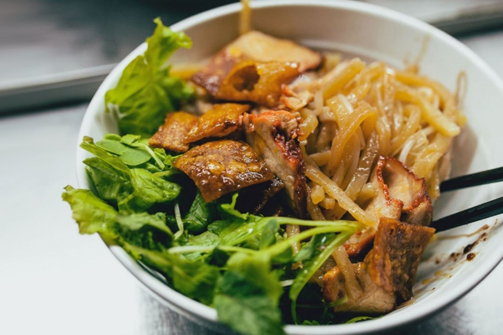 Cao lầu là một món ăn đặc sản của phố cổ  