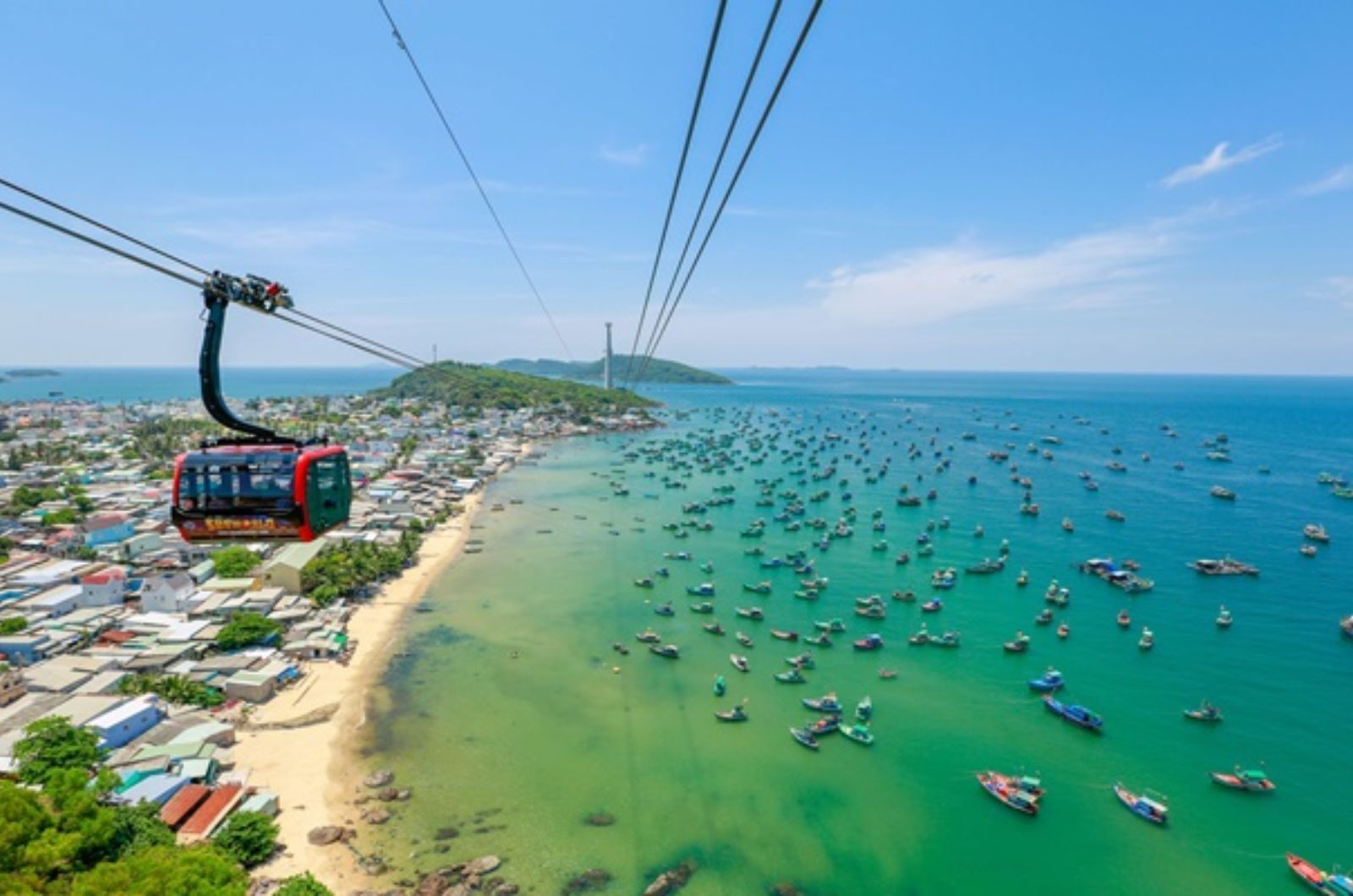 Cáp treo mang lại trải nghiệm ấn tượng từ trên cao cho du khách 