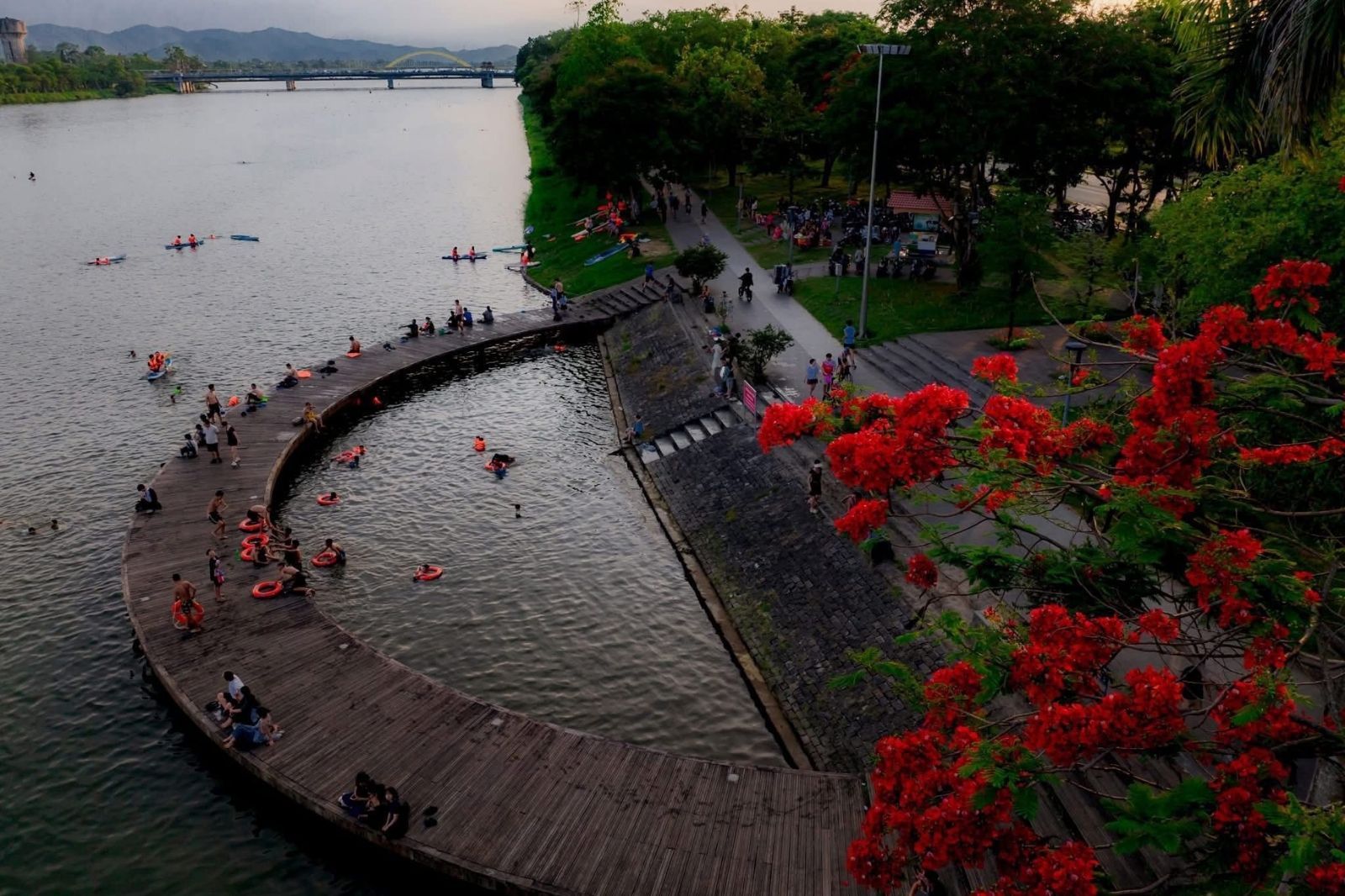 Cầu Bán Nguyệt bên dòng sông Hương 