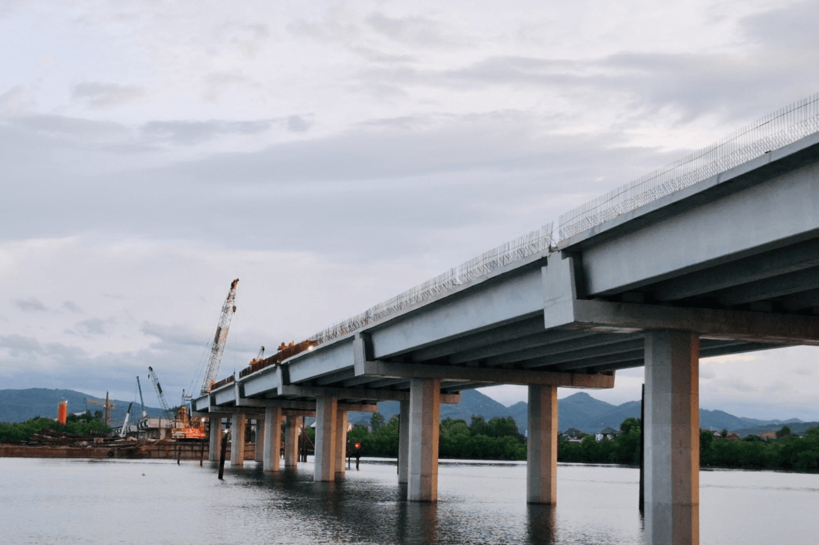 Được xem là cầu dài nhất trên tuyến đường bộ