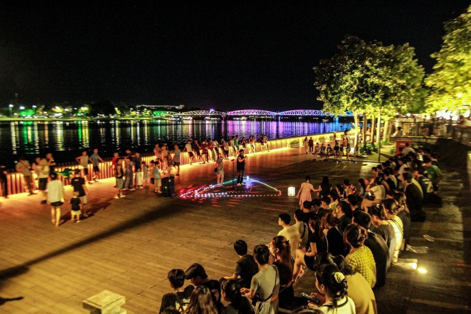 Cầu gỗ lim Huế về đêm 