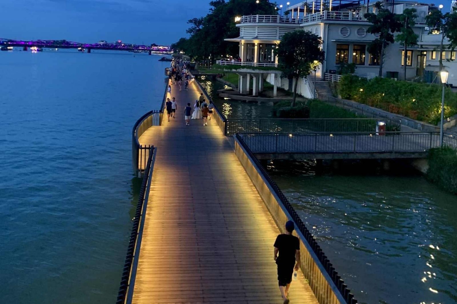 Cầu gỗ lim về đêm 