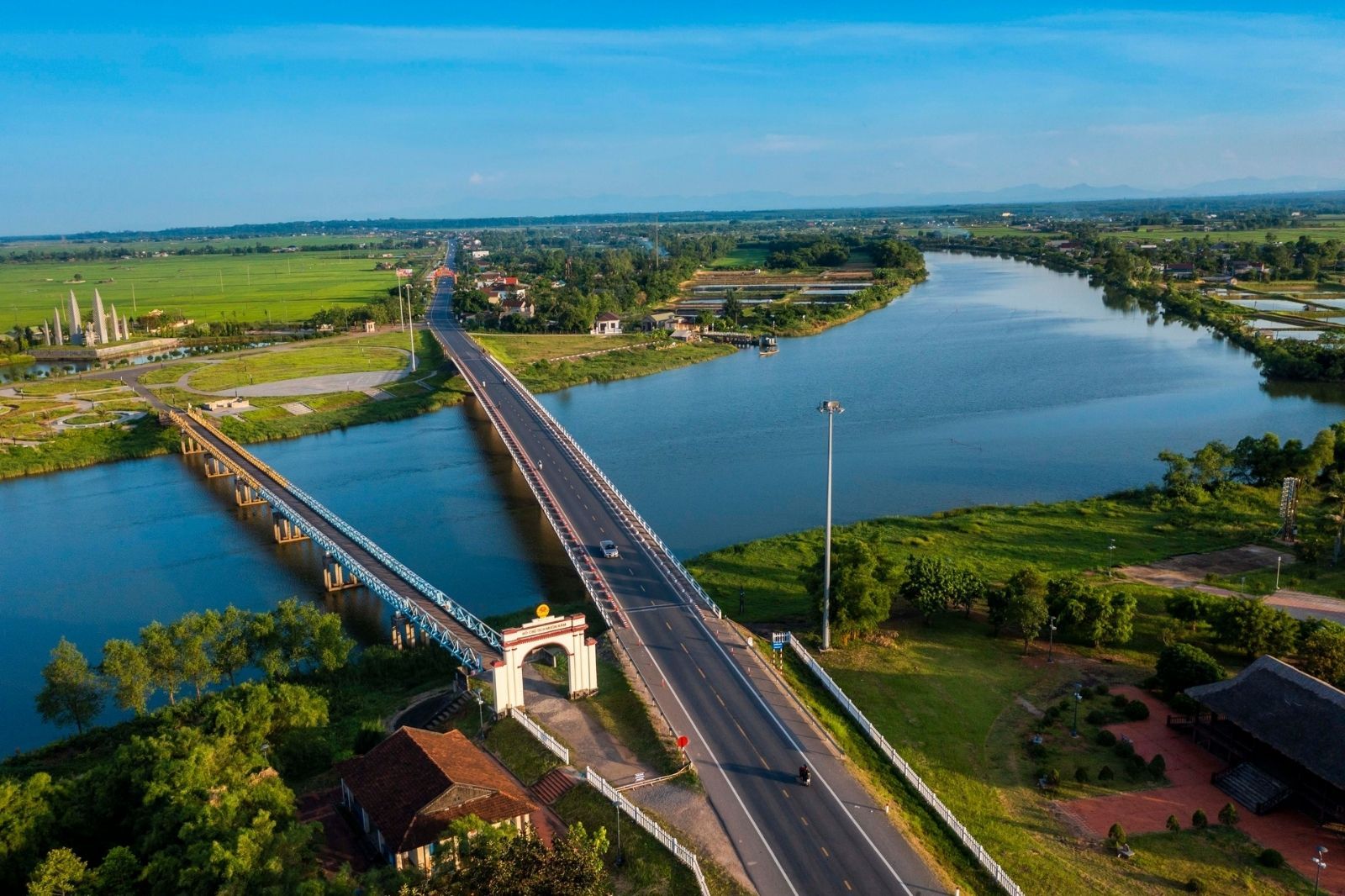 Cầu Hiền Lương bắc qua sông Bến Hải