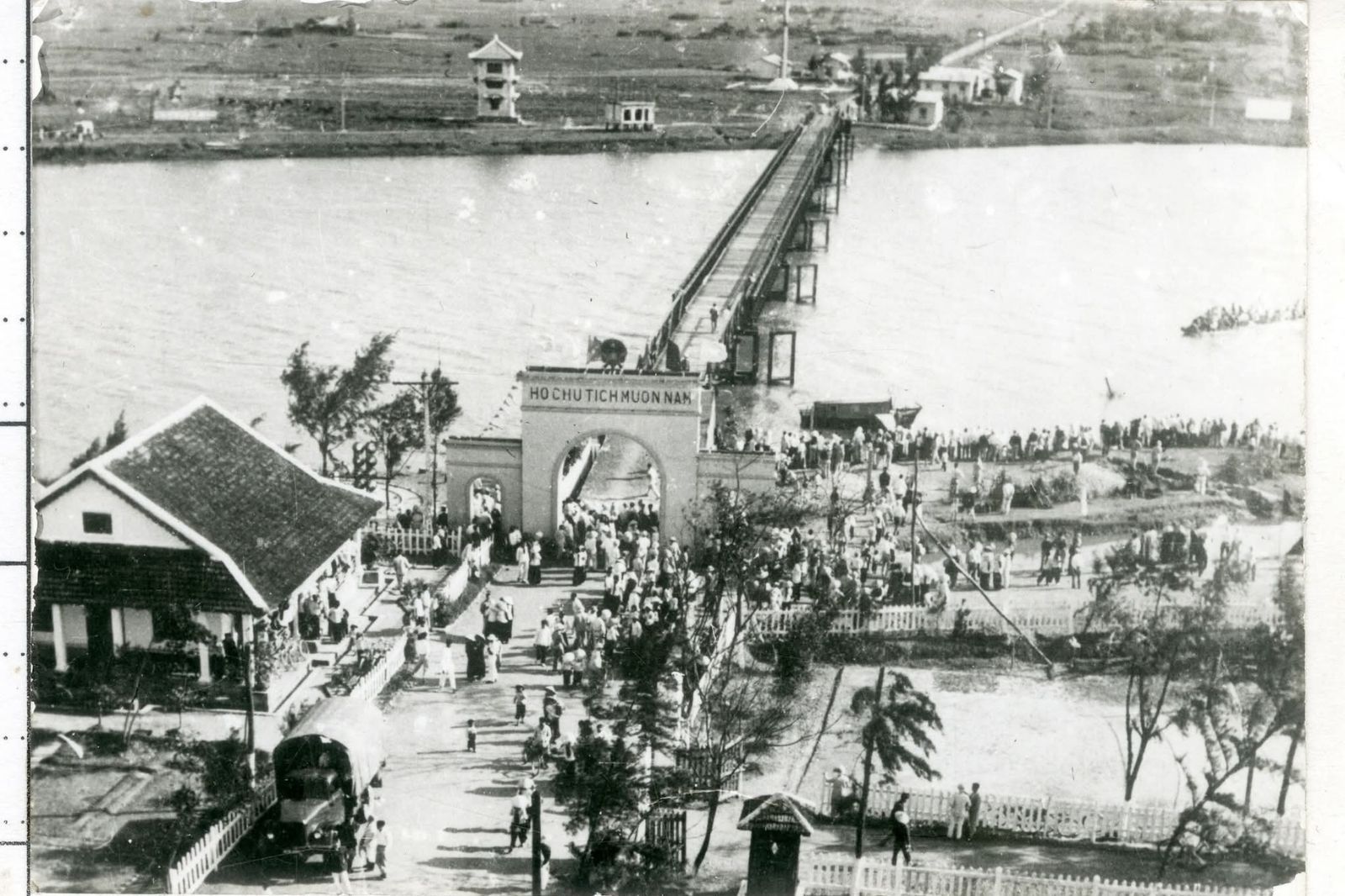 Cầu Hiền Lương được xây dựng năm 1928 bởi phủ Vĩnh Linh