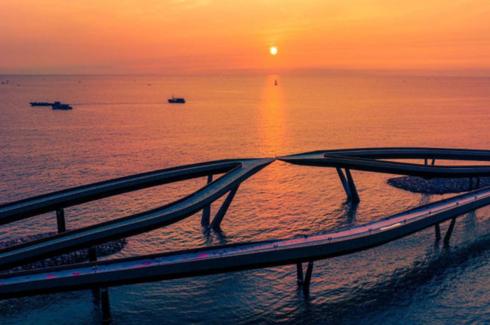 Cầu Hôn tọa lạc trong khuôn viên thị trấn Hoàng hôn 