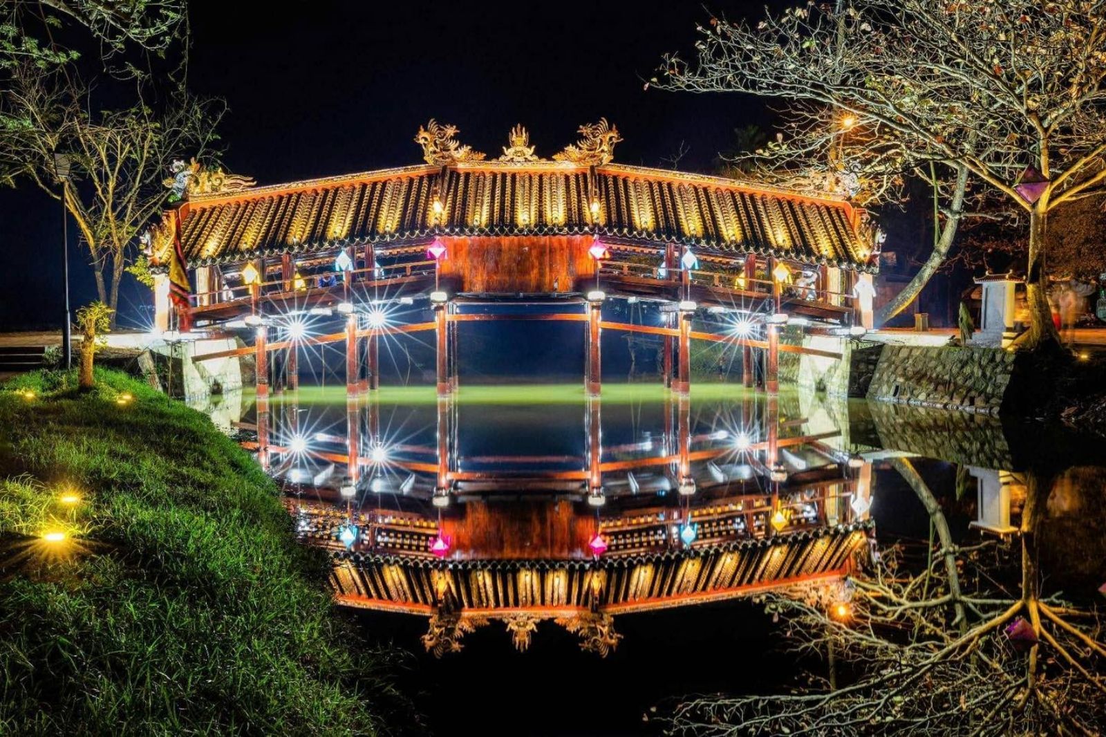 Cầu ngói Thanh Toàn lung linh về đêm