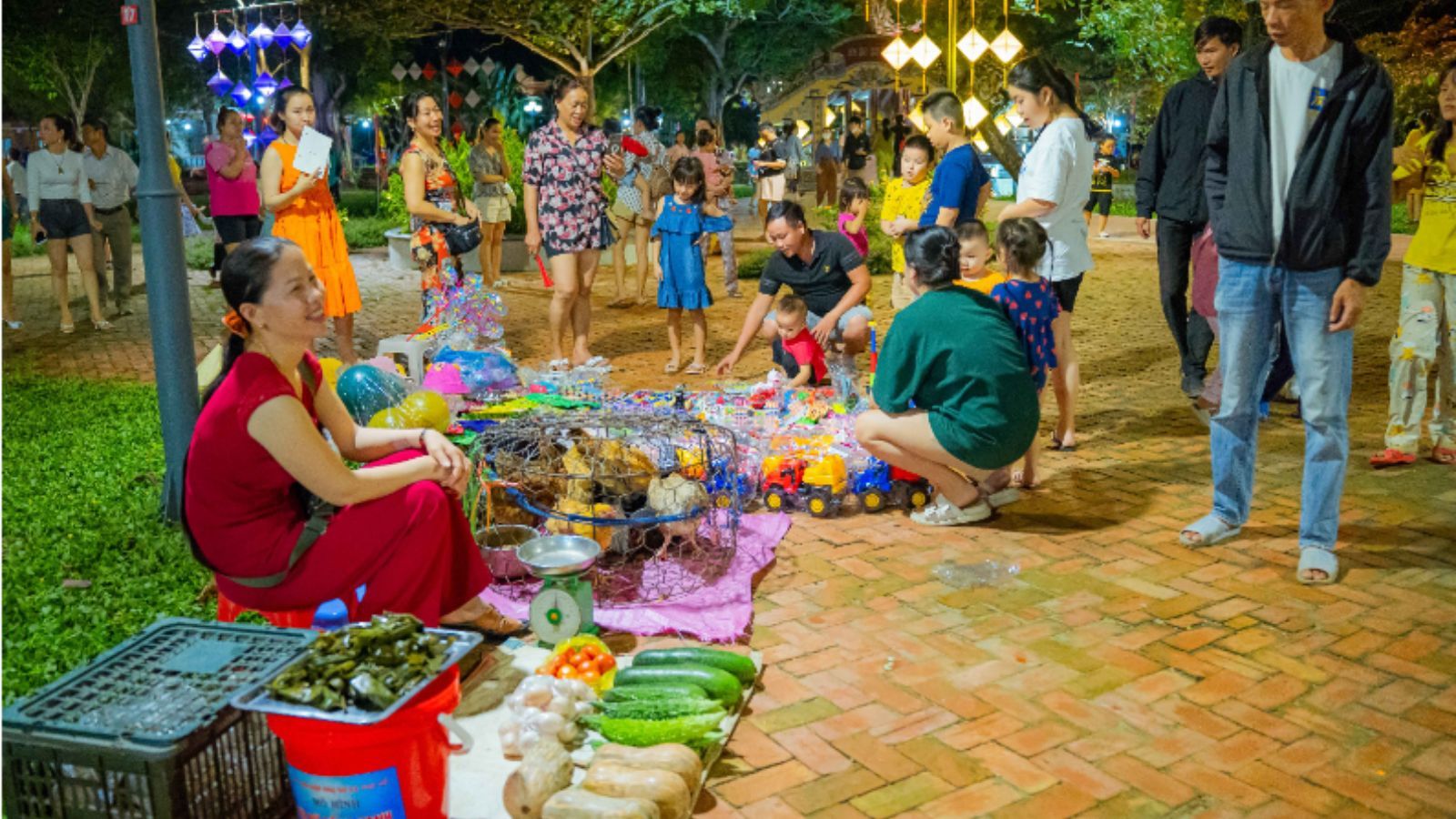 Hình ảnh mô tả chân thực về phiên chợ đêm diễn ra hàng tuần vào các ngày thứ 6, thứ bảy, chủ nhật tại Cầu ngói Thanh Toàn - xã Thủy Thanh!