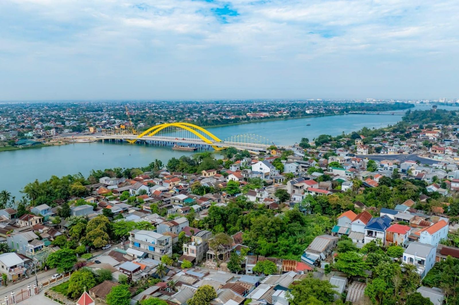 Cầu Nguyễn Hoàng là cây cầu thứ 8 bắc qua sông Hương