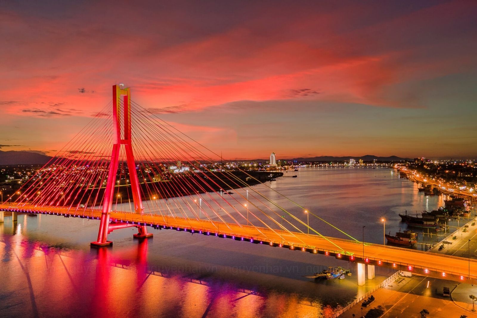 Cầu Nhật Lệ 2 về đêm