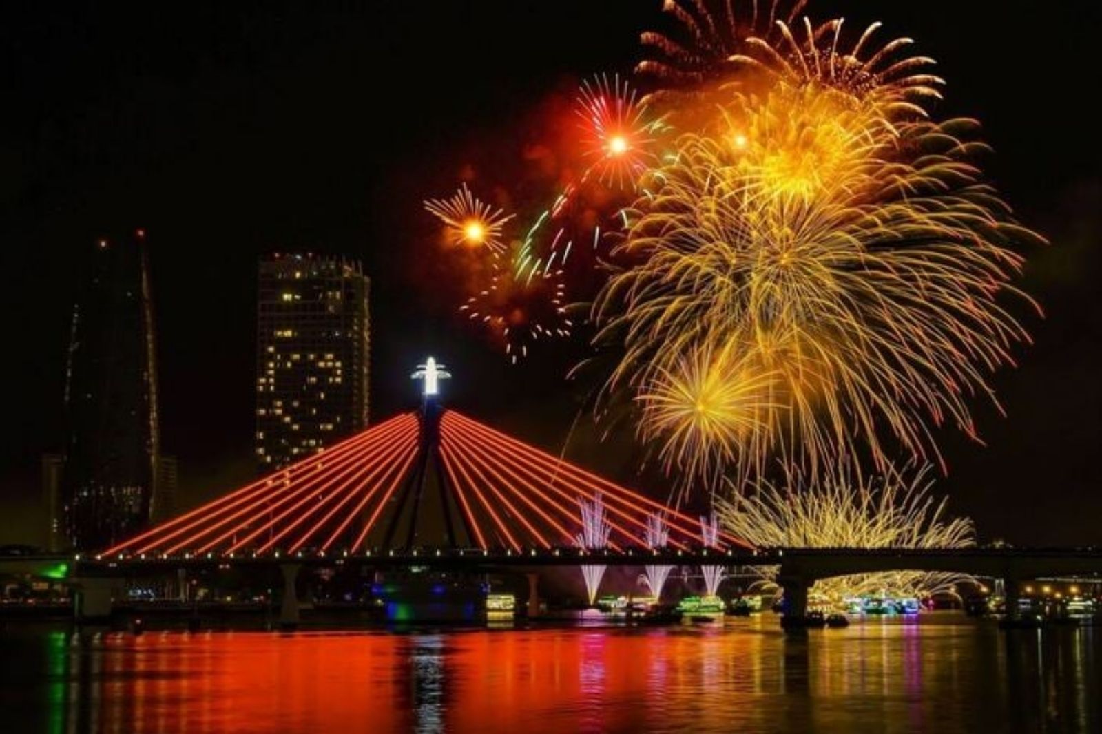 Cầu quay sông Hàn vào lễ hội pháo hoa Đà Nẵng 