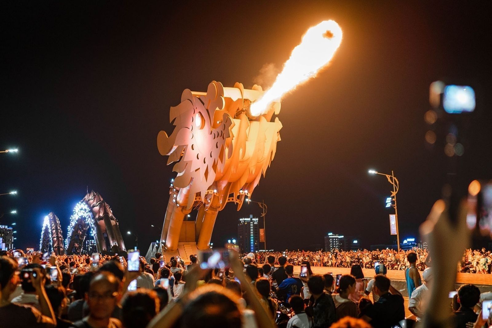 Cầu rồng phun lửa ban đêm 