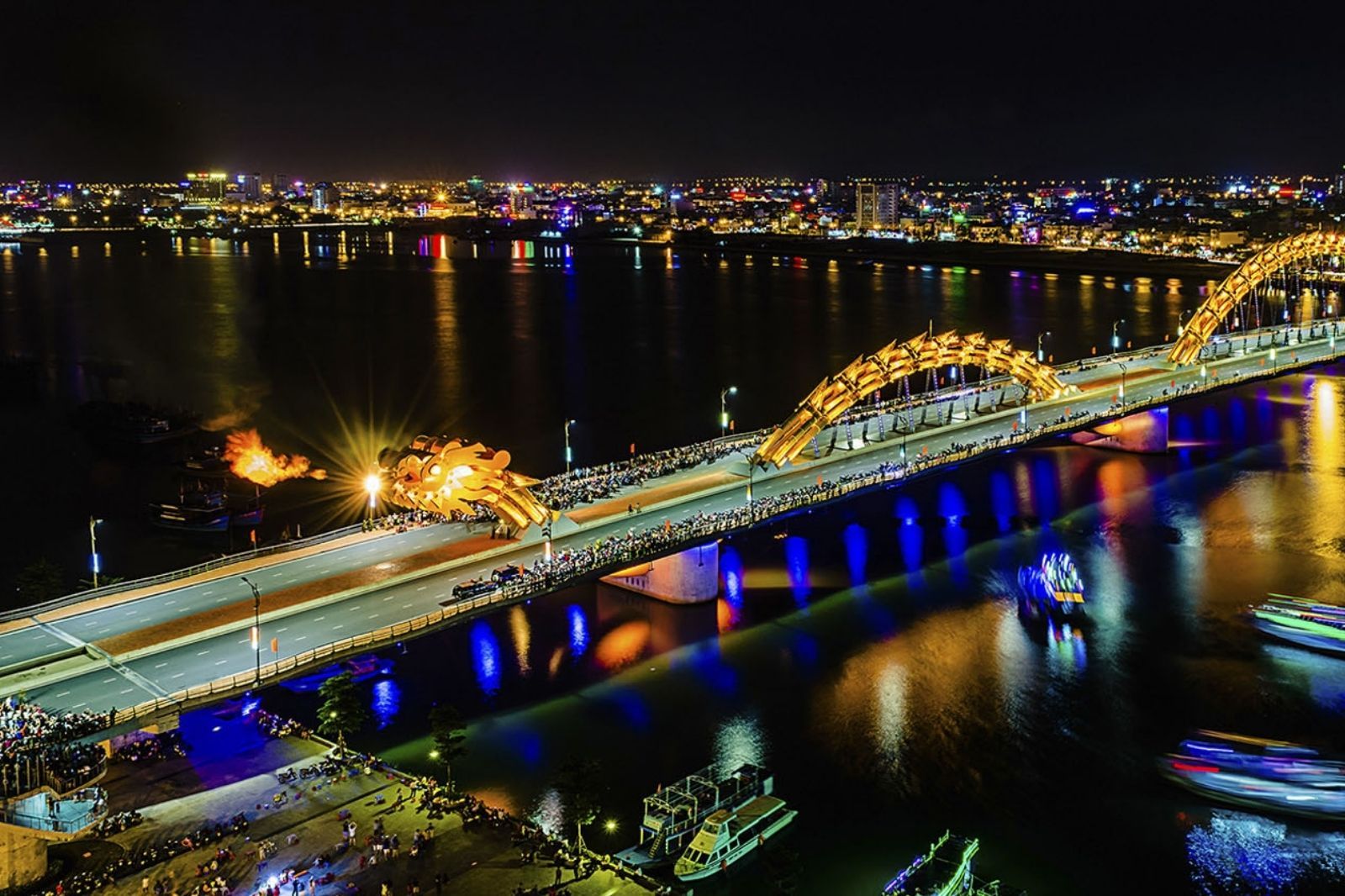 Cầu Rồng phun lửa vào buổi tối