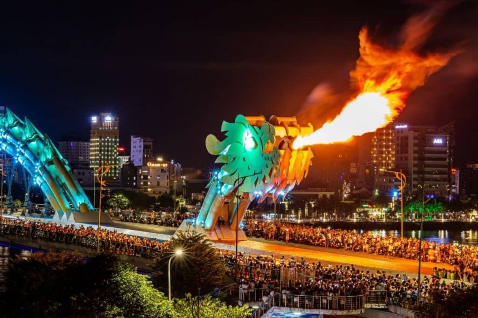 Cầu Rồng thường phun lửa vào cuối tuần  