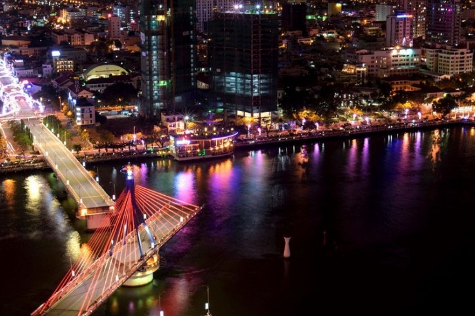 Cầu sông Hàn quay vào buổi tối