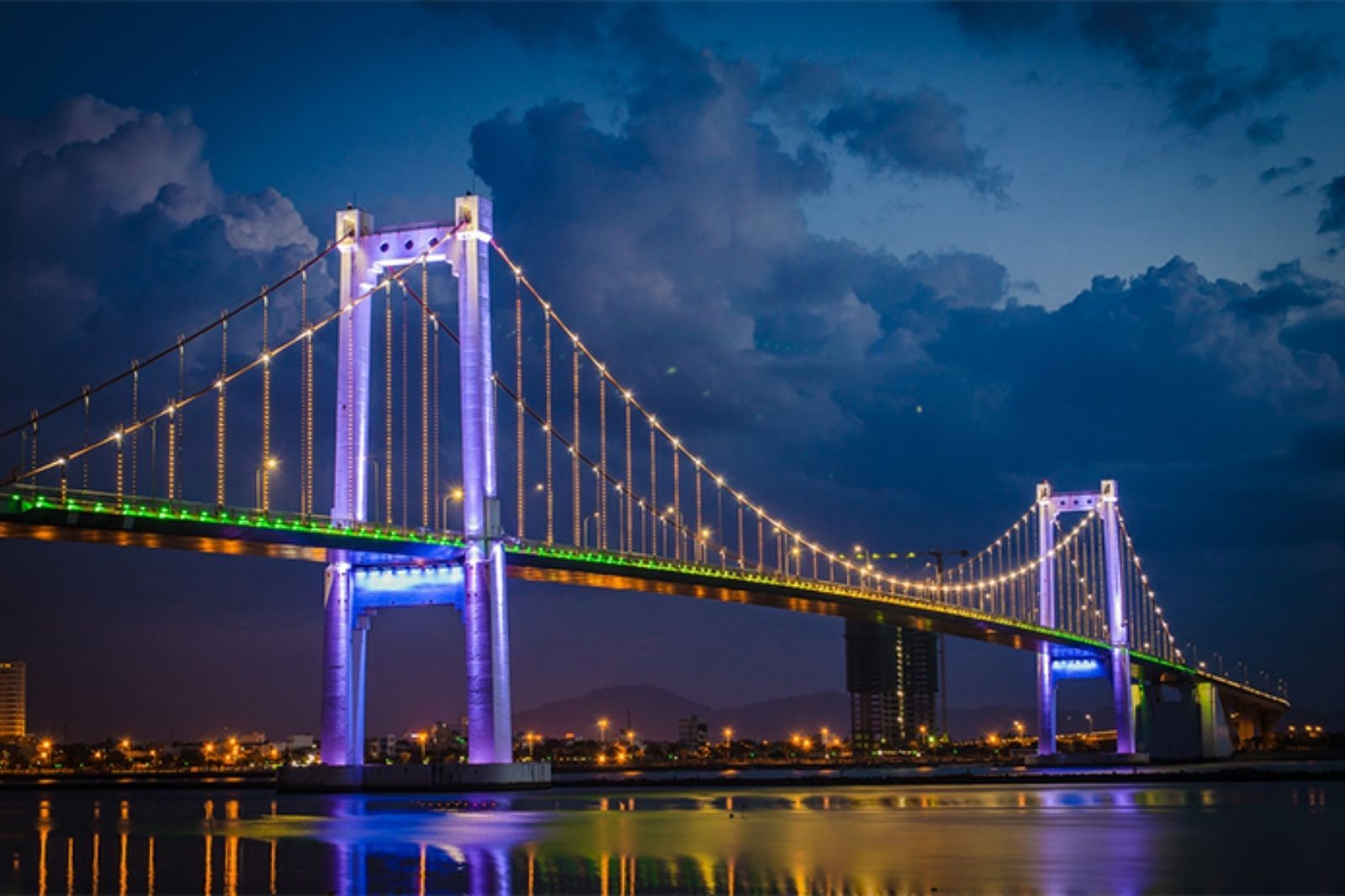 Cầu Thuận Phước lung linh về đêm