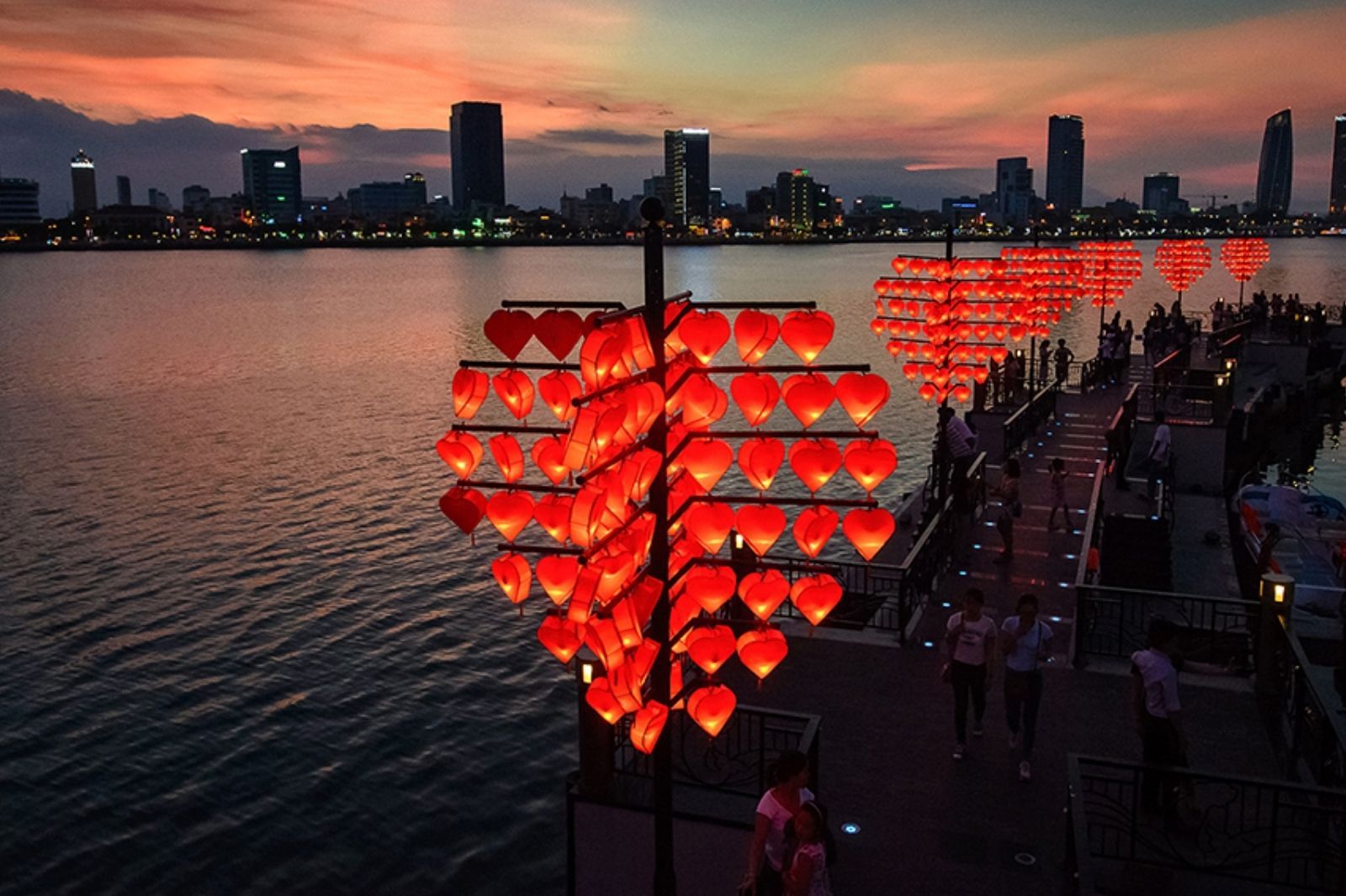 Cầu tình yêu lúc hoàng hôn