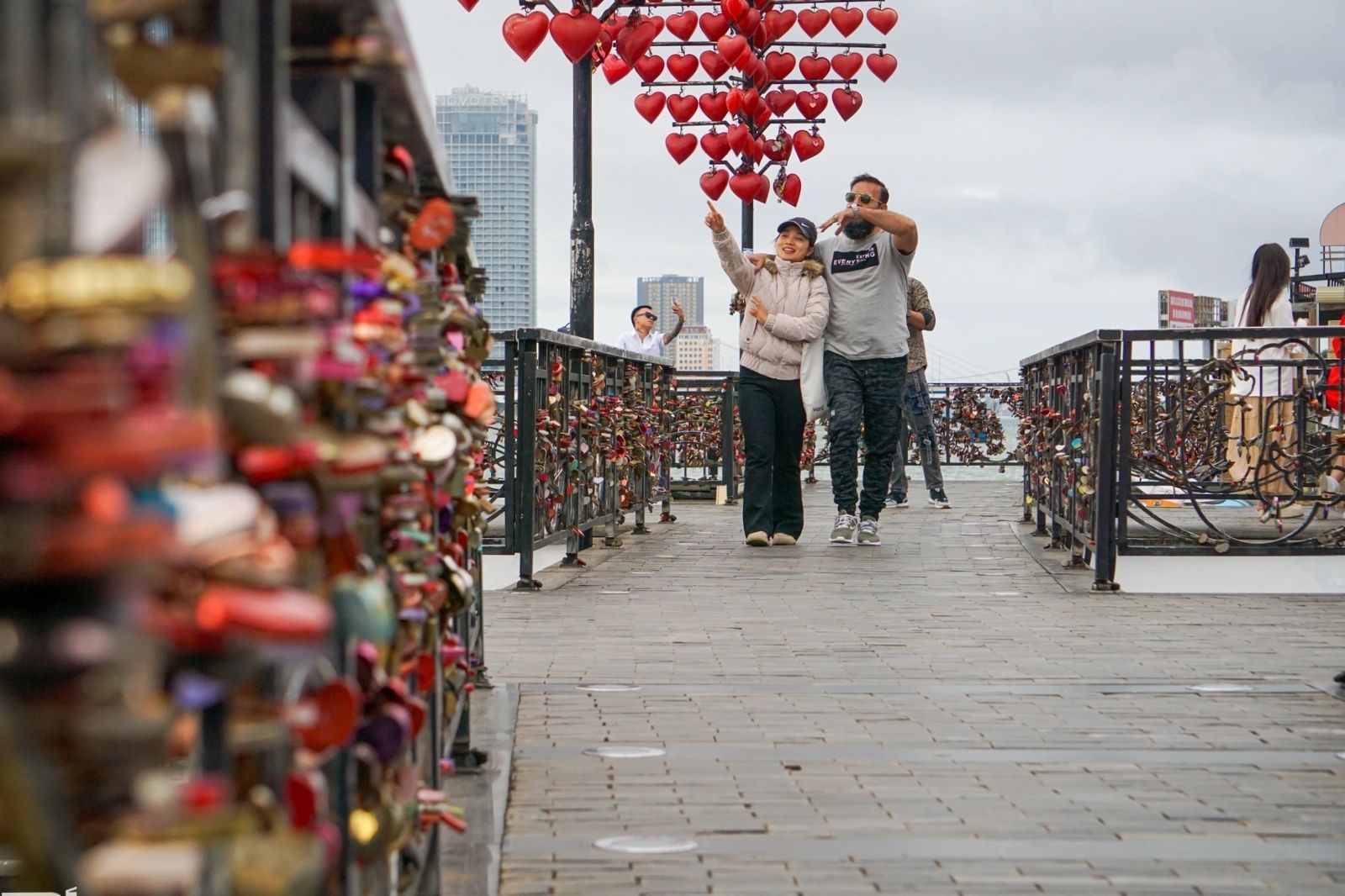 Cầu tình yêu trở thành địa điểm check in nổi tiếng