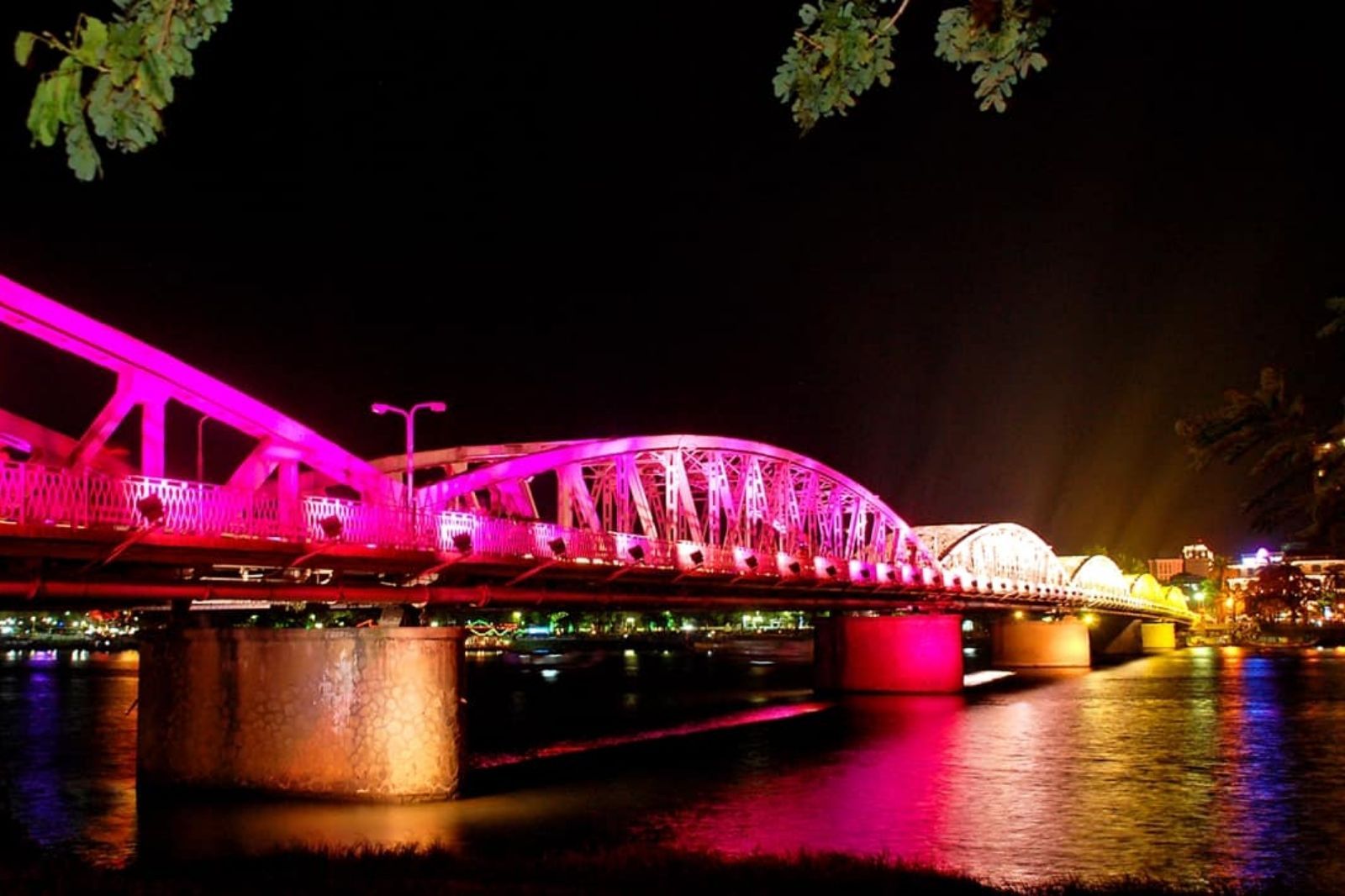 Cầu Tràng Tiền đã qua nhiều lần hư hại và đổi tên  