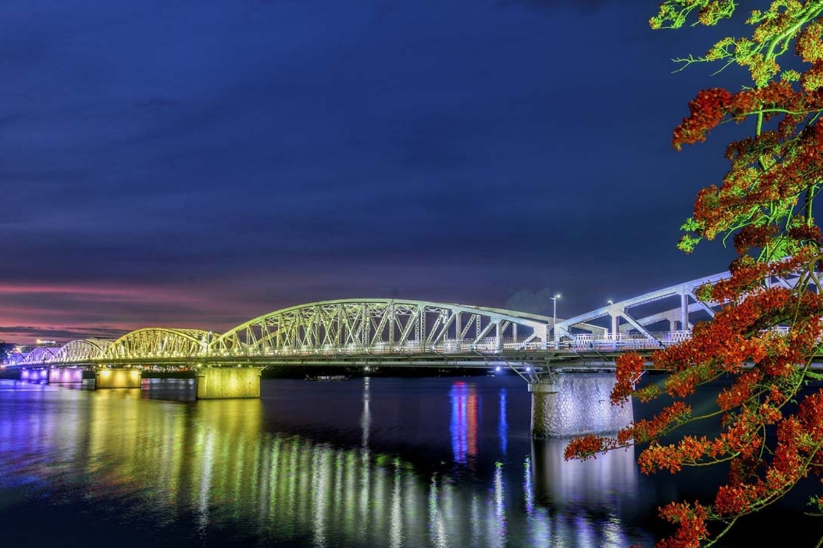 Vao ban đêm cầu Tràng Tiền trở nên lung linh với diện mạo mới  