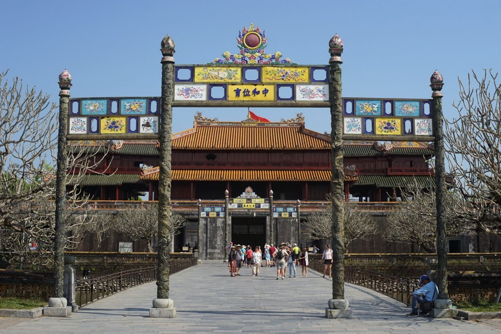 Cầu Trung Đạo được trang trí bằng các ô Pháp lam