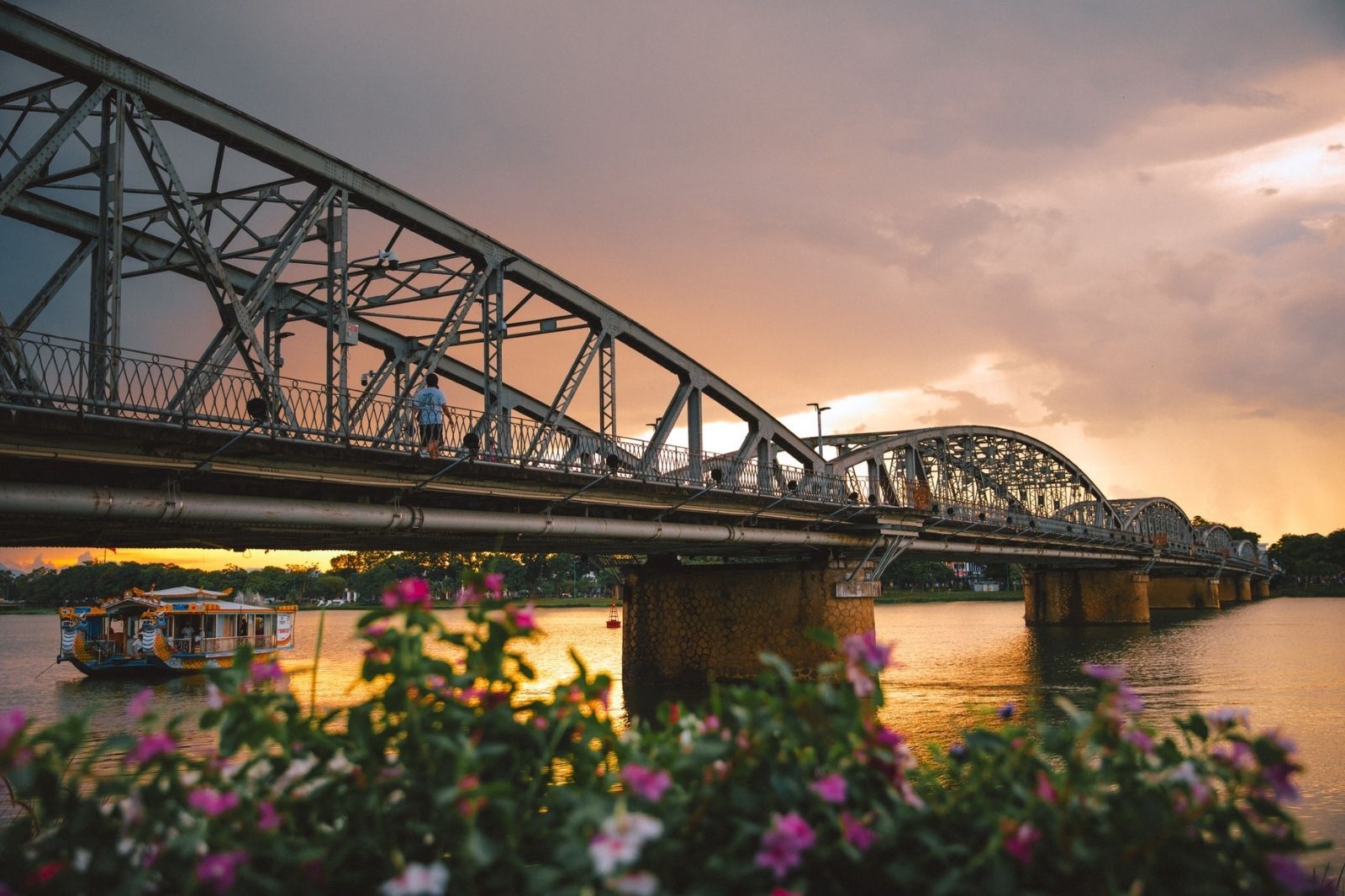 Cầu Trường Tiền hay còn gọi là cầu Tràng Tiền