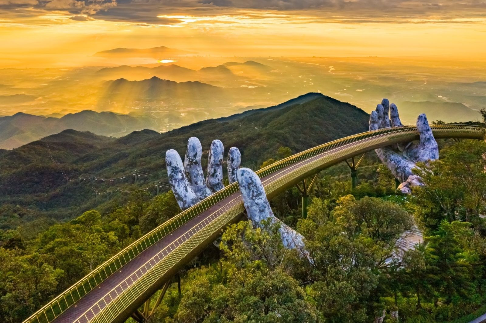 Cầu Vàng trở thành biểu tượng du lịch nổi tiếng của Đà Nẵng