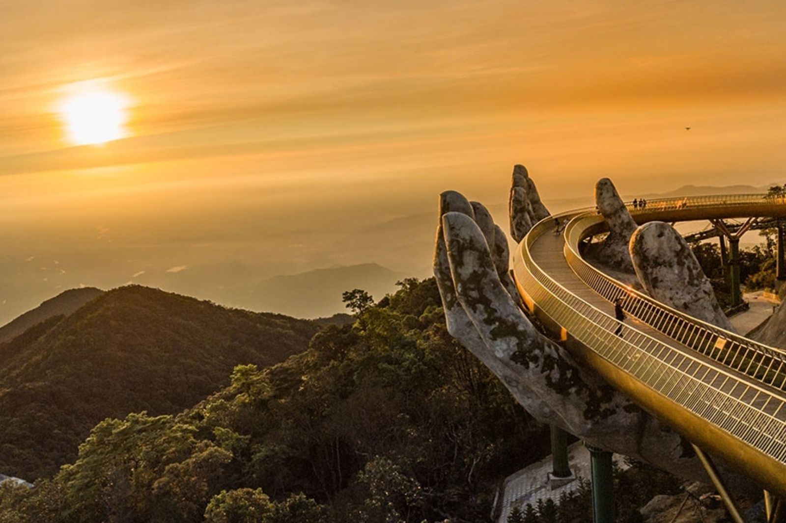 Cầu Vàng thuộc khu du lịch Sun World Bà Nà Hills