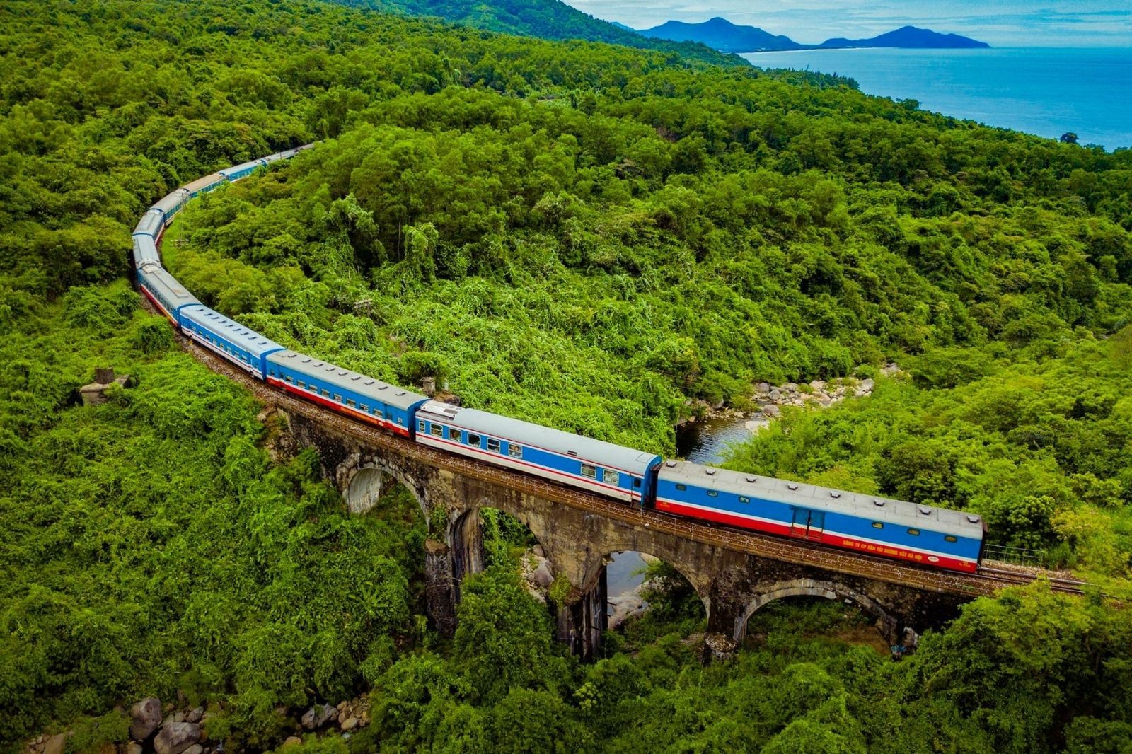 Cầu Vòm Đồn Cả trên đèo Hải Vân 