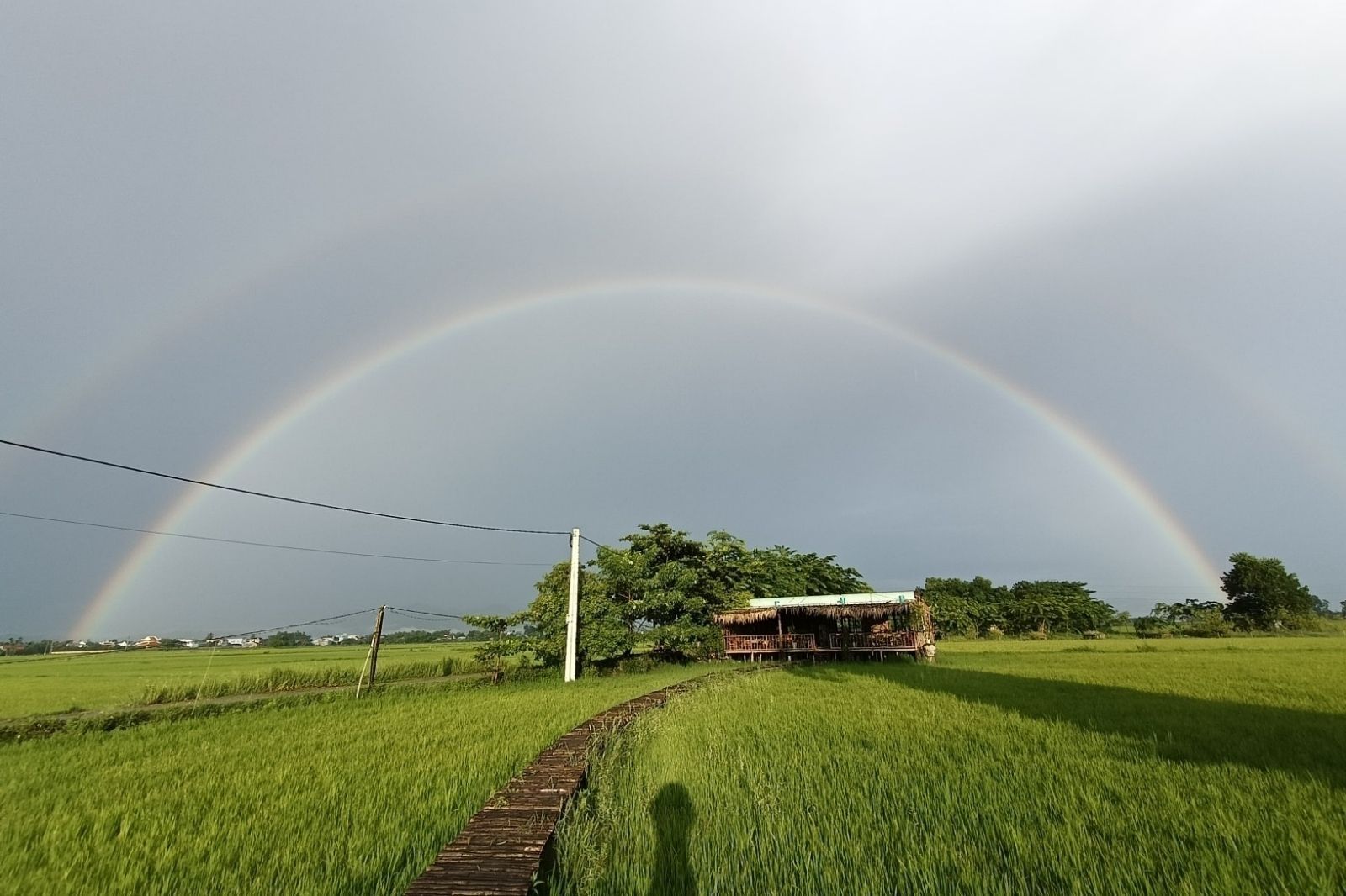 Cầu vòng ở cánh đồng nơi lò gạch cũ 