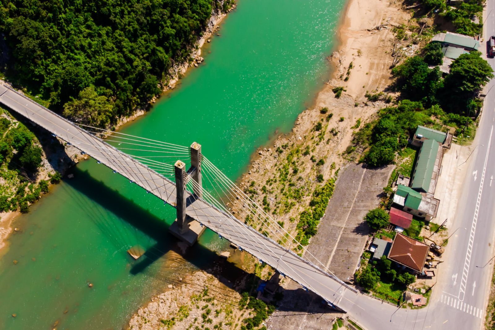 Cây cầu bắc qua con sông hùng vĩ