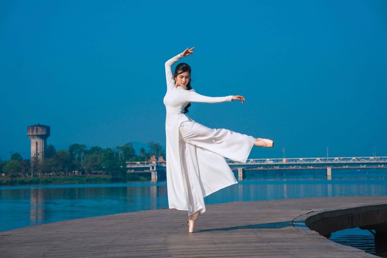 Cây cầu trở thành địa điểm lý tưởng cho biểu diễn tiết mục nghệ thuật 